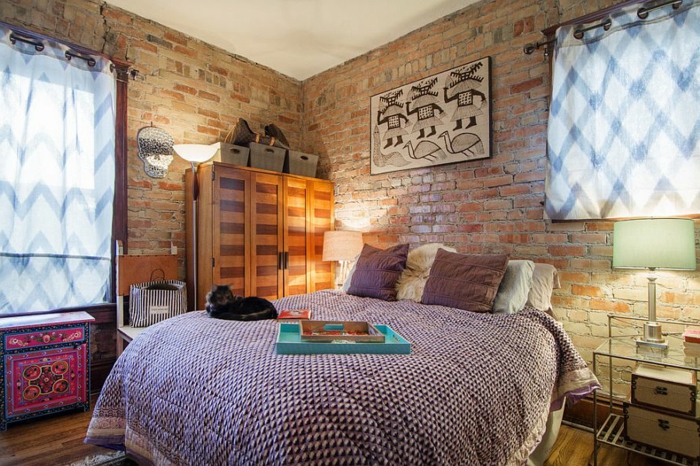 décoration de chambre placard coloré, armoire en bois original, valises vintage,mur en briques rouges 