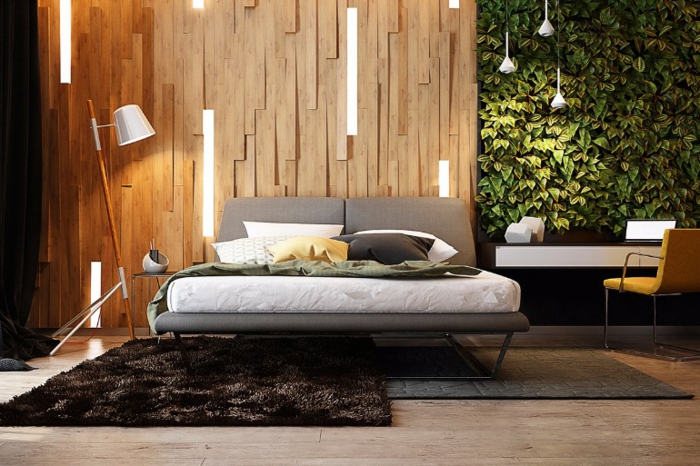 mur végétal dans une chambre parentale, panneaux en bois, tapis marron