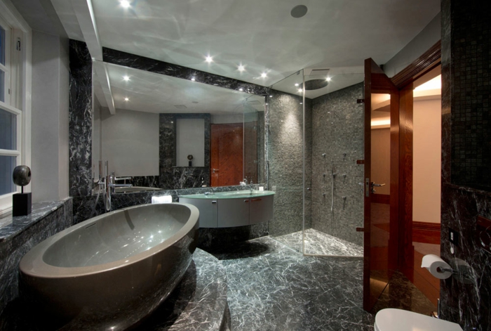 agencement salle de bain de luxe, bagnoire ovale, éclairage au plafond, grand miroir nonencadré