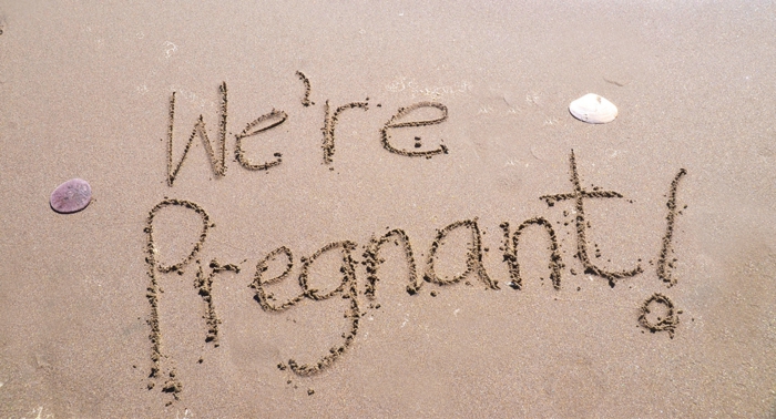 image touchante avec un texte écrit au bord de la mer, nous sommes enceintes