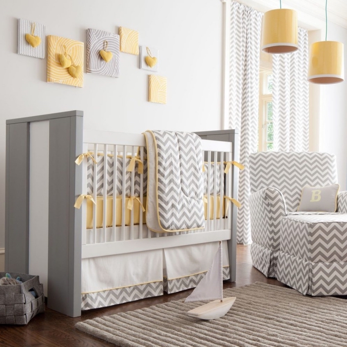 motifs géométriques sur le lit et le fauteuil dans la chambre bebe pastel jaune, lampes suspendues de couleur jaune avec corde verte