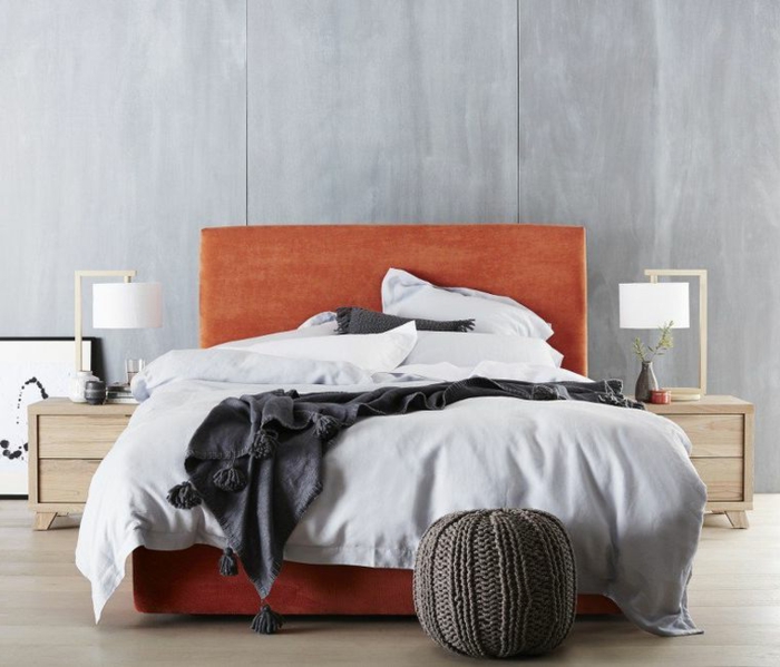 draps de lit gris pâles, pouf tricoté, cadre de lit orange, mur gris, chevets en bois, deco cocooning