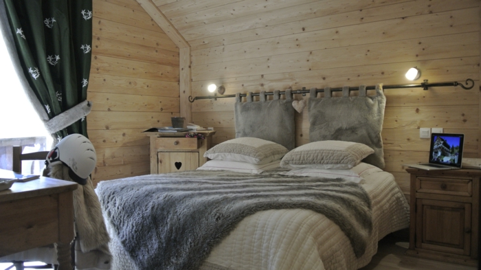 intérieur cocooning en bois, style chalet avec bois, tissus moelleux et fourrures