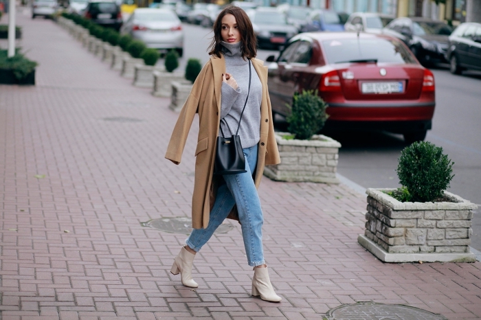 tenue promenade en ville avec jeans clairs et bottines de cuir blanc à combiner avec un pull gris et manteau long