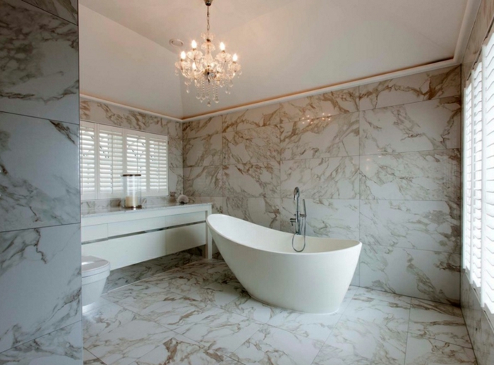 salle de bain attique, baignoire élégante, joli chandelier, meuble vasque blanc 