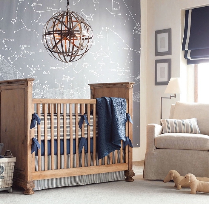 exemple de chambre bébé en couleurs naturelles avec peinture murale grise et modèle de lit à barreaux de bois marron