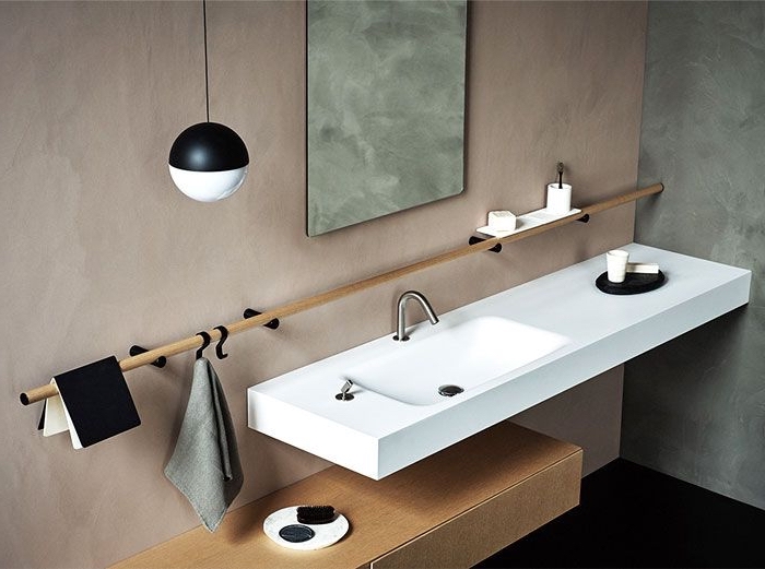 meuble salle de bain de bois clair, déco avec accessoires noir matte et blanc, déco salle de bain en couleurs neutres