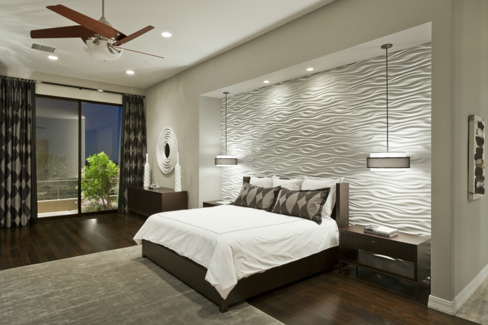 décoration murale chambre blanche, tapis beige, sol en bois, lampe ventilateur, chambre à coucher spacieuse