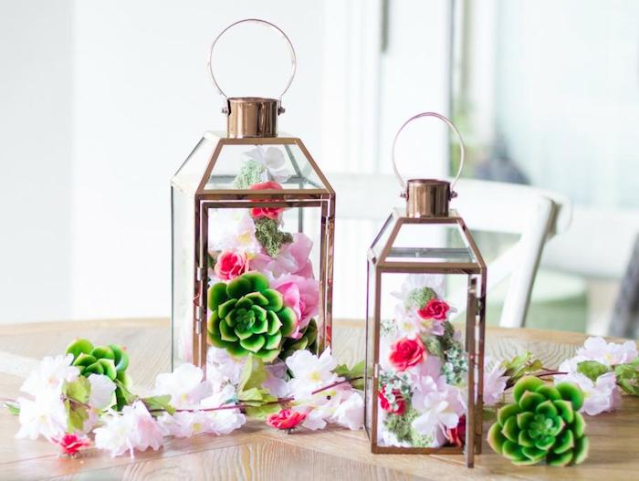 idée de décoration maison en lanternes remplis de fleurs, activité manuelle facile et rapide pour faire une deco printemps