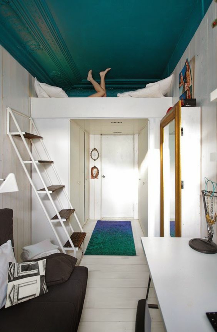 déco chambre étudiant, aménager chambre 9m2, plafond en vert canard en style baroque, parquet blanc, bureau blanc, canapé noir