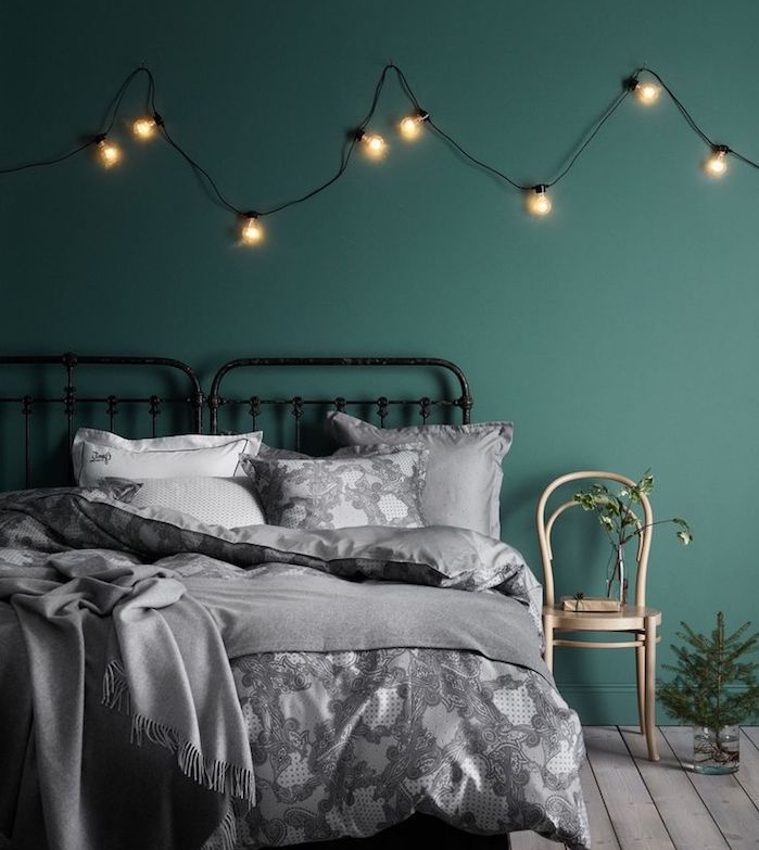 chambre à coucher design, quelle couleur avec le gris, linge de lit gris, lit metallique, guirlande lumineuse decorative, parquet bois foncé