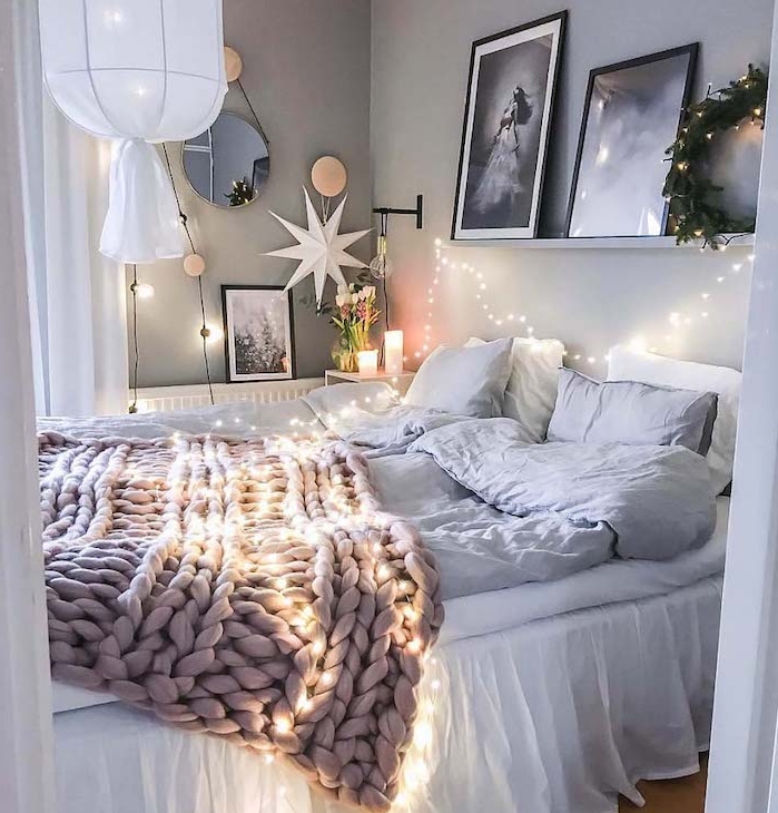 linge de lit gris et blanc dans une chambre scandinave avec tete de lit originale en guirlande de noel, couronne de branches et art noir et blanc, suspension blanche