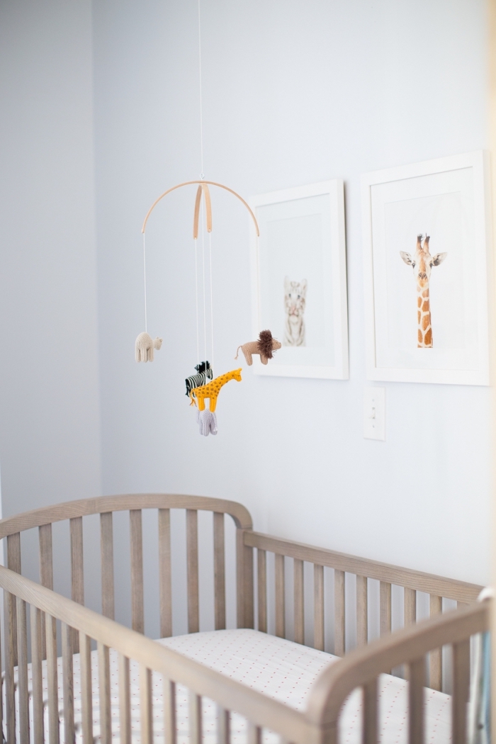 deco chambre à design minimaliste et épuré avec peinture bleu clair et cadre photo à motifs animaux, modèle de lit à barreaux de bois