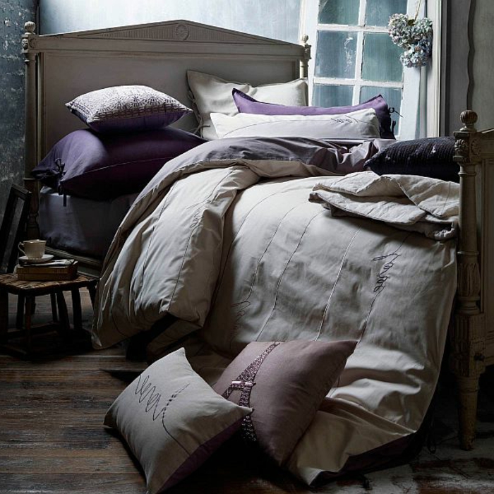 lit gris avec plusieurs coussins, aménagement style shabby chic, petite chaise en bois, chambre adulte déco scandinave