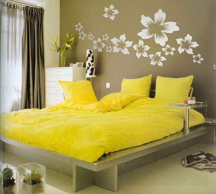 lit plateorme, matelas jaune, design mural original, commode haute blanche