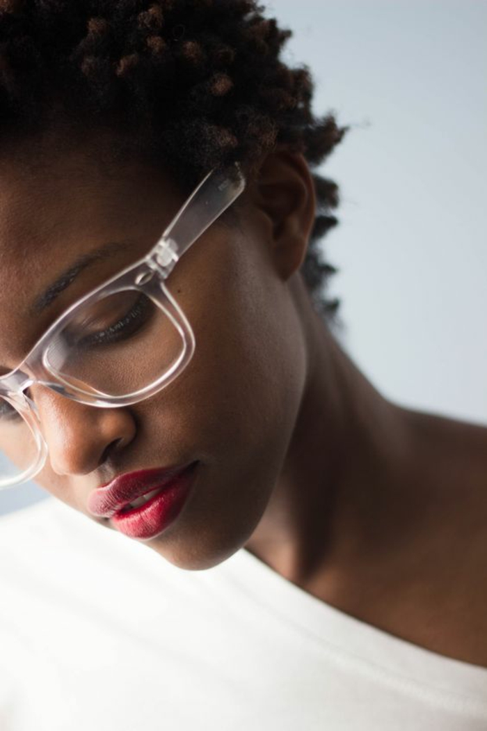 comment choisir ses lunettes, monture lunette, blanche et semi-transparente, avec des effets lumineux, femme afro avec coiffure afro