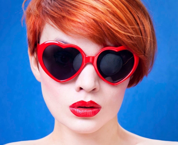 coloration rousse pour coupe courte cheveux fins, vision chic avec lunettes de soleil et maquillage à lèvres rouges