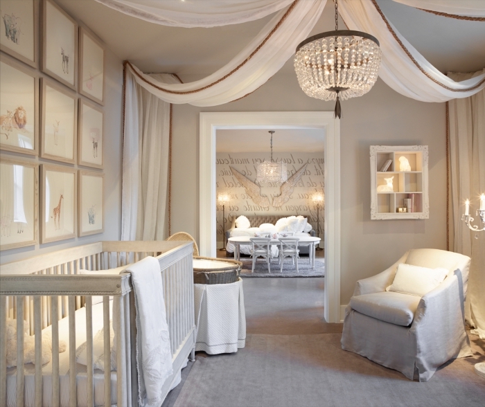 ambiance relaxante dans la chambre bebe complete aux murs beige avec décoration en voiles blanches sur le plafond et les murs