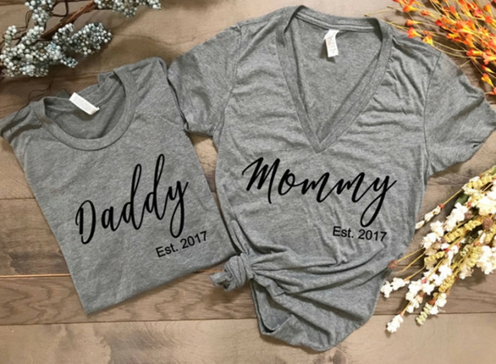 t-shirts gris avec scripts maman et papa, cadeau original pour annoncer qu'on sera parent