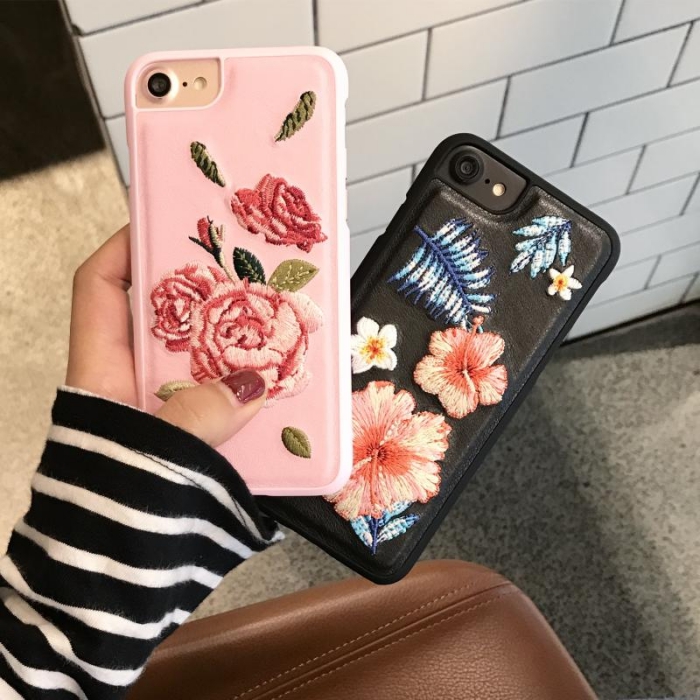 comment décorer son portable avec broderie à design florale, coque personnalisé avec fleurs rose et feuilles bleues