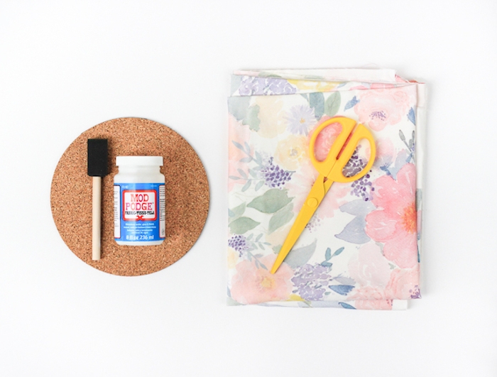 matériaux nécessaires pour fabriquer un tapis de souri dans un dessous de plat de liège et décoration de tissu à imprimé floral