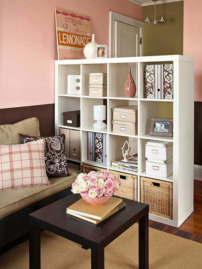 séparateur d'espace et petit meuble de rangement en blanc, avec plein de boîtes colorées en carton et en bambou, coin cosy du salon 