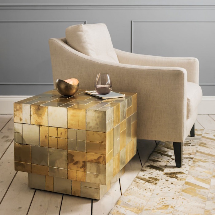 table basse design de luxe en or, petite table de salon cube contemporain