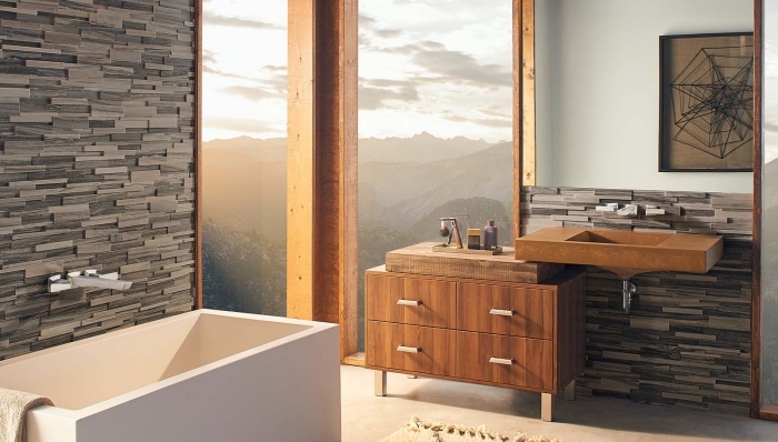 plan de déco de la salle de bain moderne avec grande fenêtre et mur en pierre, meubles sous lavabo de bois marron