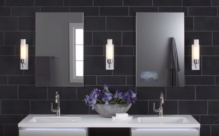 aménagement de salle de bain moderne avec accessoires et appareils intelligents à éclairage néon, carrelage gris anthracite à design briques
