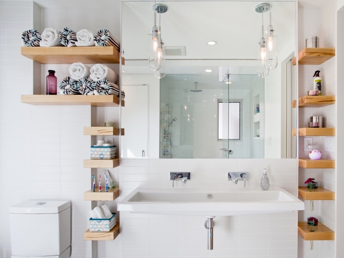 meuble rangement salle de bain vertical de bois clair, déco petite salle de bain avec meubles compactes en blanc et bois