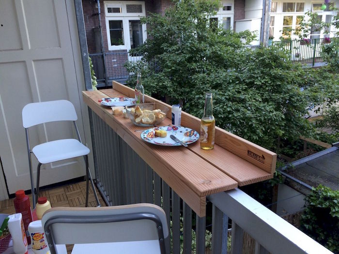 modele table amovible pour rambarde de balcon, bar support pour barriere de terrasse en bois