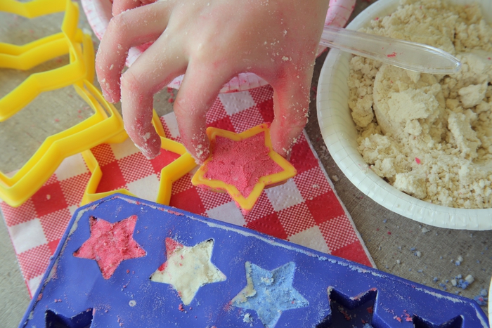 comment faire du sable magique coloré avec des ingrédients peu coûteux pour proposer aux enfants une activité sensorielle inoubliable