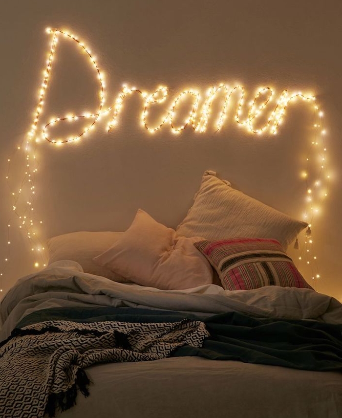 tete de lit originale, le mot rêveur écrit en lettres lumineuses, linge de lit, gris, noir et blanc avec accent coloré