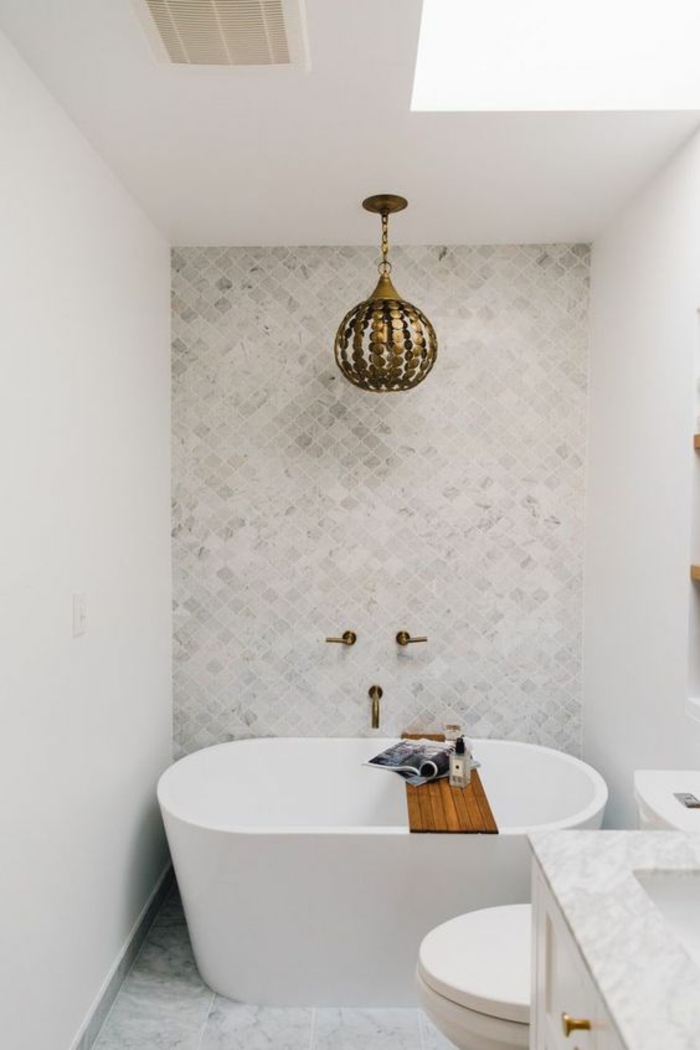 salle de bain 5m2, aménager une petite salle de bain, carrelage du sol en gris e blanc, carrelage mural type mosaïque ancienne, corps luminaire en forme de boule métallique en style oriental type hammam, petite baignoire blanche ovale