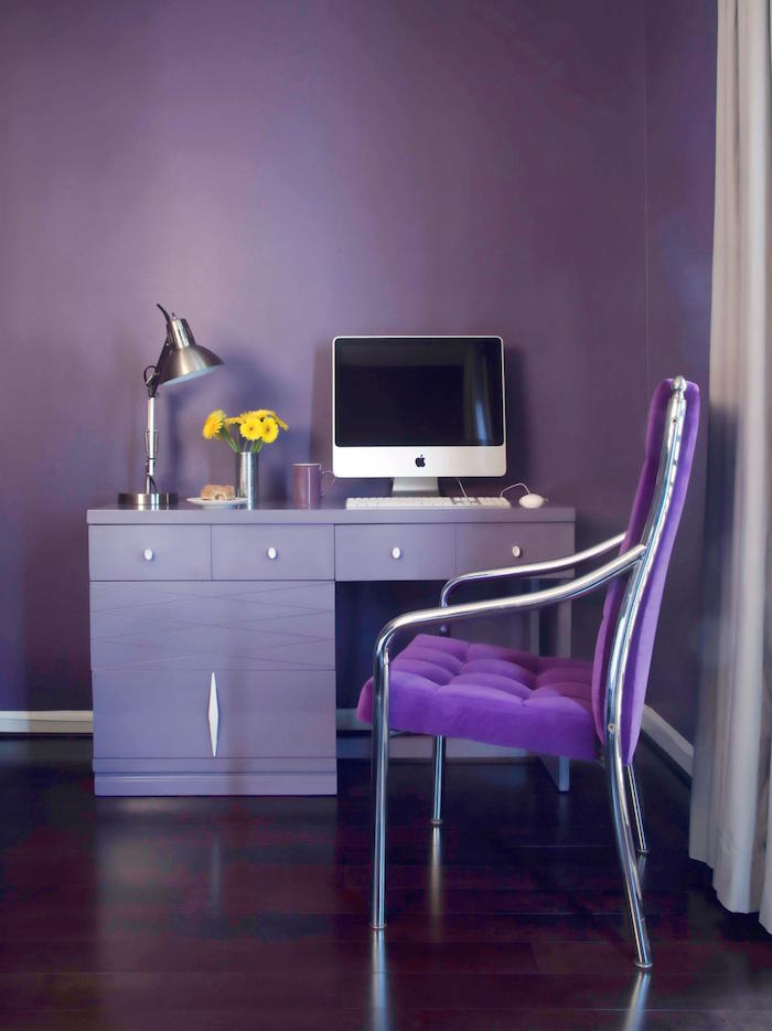 modele décoration bureau moderne, peinture murale mauve, meubles couleur violet