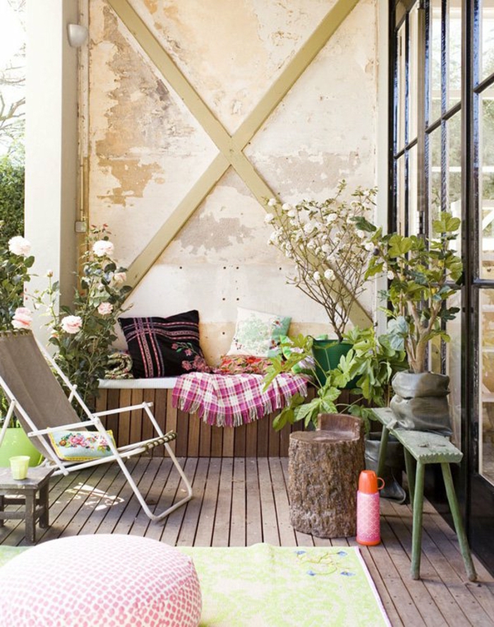 idee pour aménager une terrasse plein sud, balcon avec plancher et plantes vertes