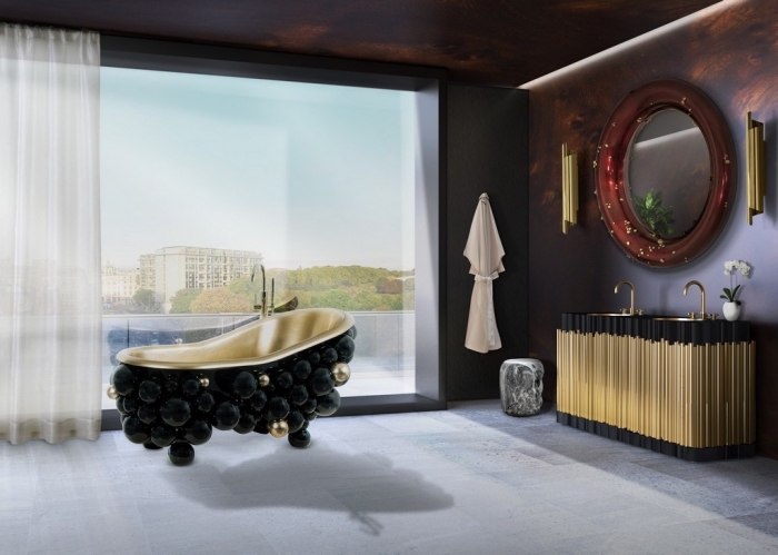 déco de salle de bain foncée avec fenêtre surdimensionnée et meubles à design luxueux noir matte et or