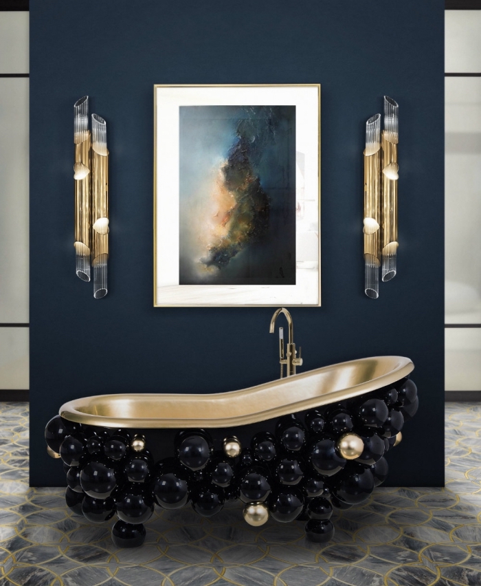 idée meuble salle de bain en noir et cuivre, modèle de baignoire design oval en boules noires et or avec robinet cuivré, peinture murale de couleur bleu foncé pour la salle de bains
