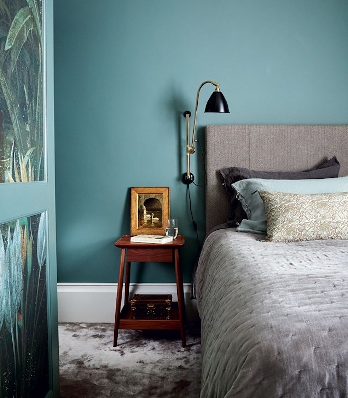 idée d association de couleur avec le gris, linge de lit et tete de lit gris, mur couleur bleu canard, armoire à papier peint tropical