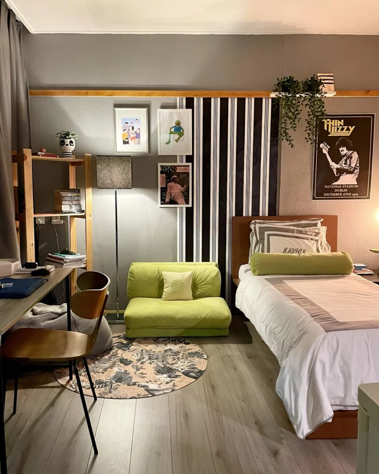 mur gris planche etagere organisation espace rangement decoration chambre etudiante