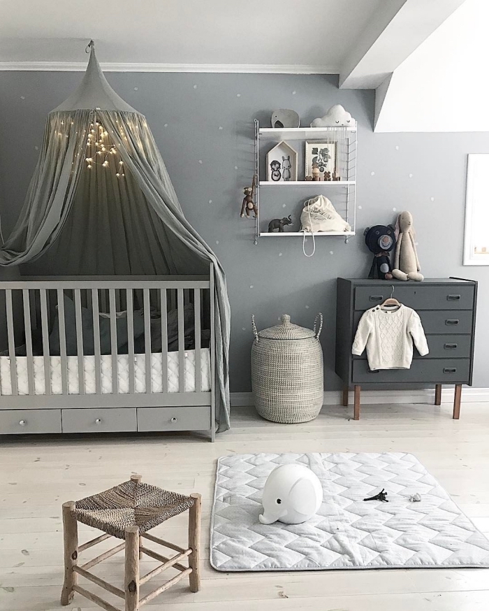 avec quelle couleur assortir le gris dans la chambre bébé unisexe, armoire grise et rangement étagères suspendues