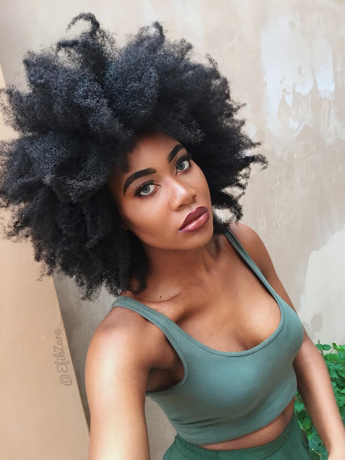coiffure africaine femme afro longue natte fille métisse