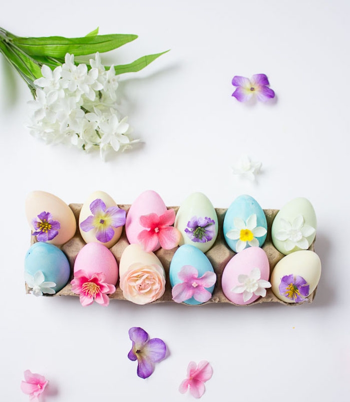 oeufs colorés de teintes différentes avec décoration de petites fleurs pour votre centre de table, activité manuelle paques