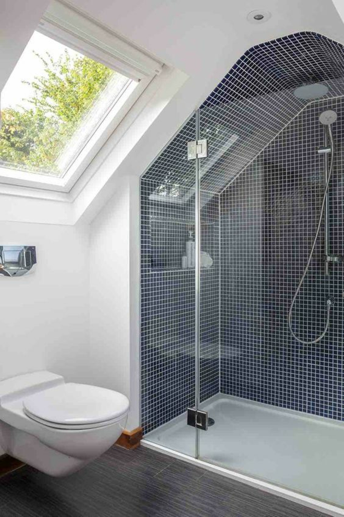 salle de bain 5m2, douche italienne avec mosaïque en bleu et blanc, bain sous pente avec fenêtre carrée, carrelage sol en couleur taupe, meuble wc suspendu, niches de rangement 