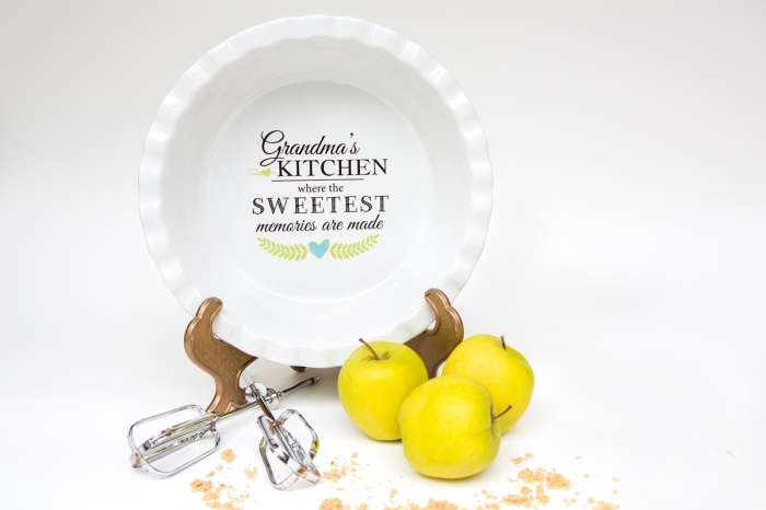 pommes jaunes devant une assiette blanche sur support doré, ustensile de cuisine à design personnalisé pour une fête