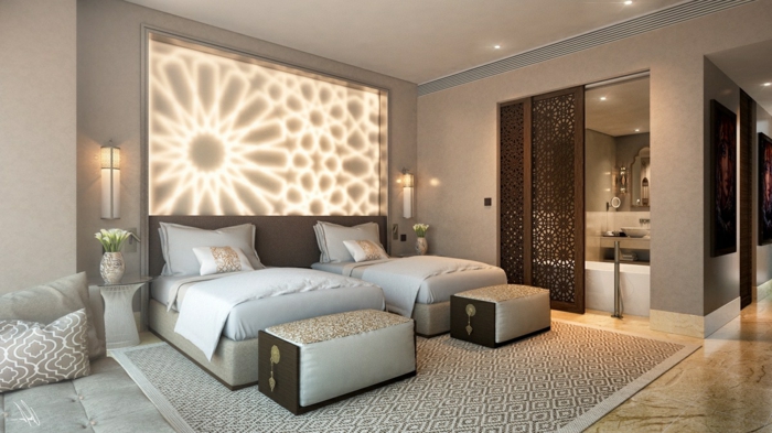 idée déco chambre fantastique, un tableau lumineux avec des figures symétriques, deux lits avec banquettes de lit