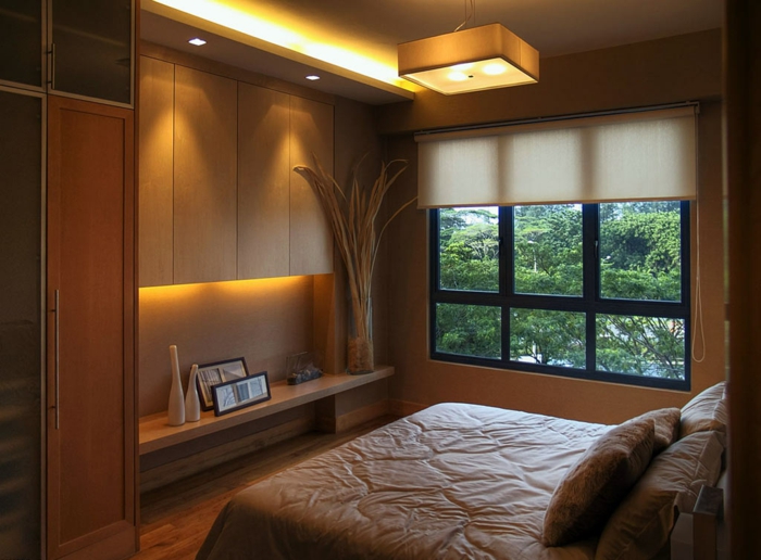 chambre parentale style chalet, étagère avec niche de rangement, fenetre avec une vue verte