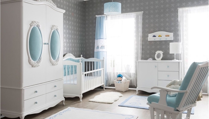 avec quelle couleur assortir le gris dans la chambre unisexe, lit bebe fille à cadre vintage blanc et bleu clair
