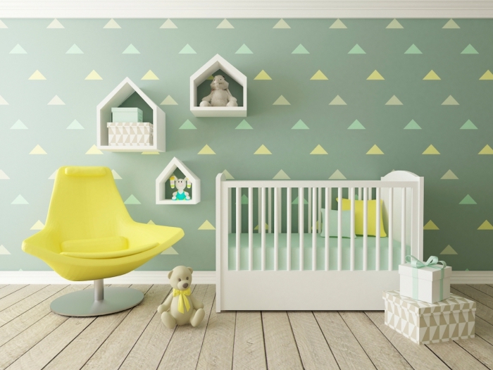 idée déco chambre bébé aux murs verts et plancher de bois clair aménagé avec lit à barreaux blanc et chaise jaune