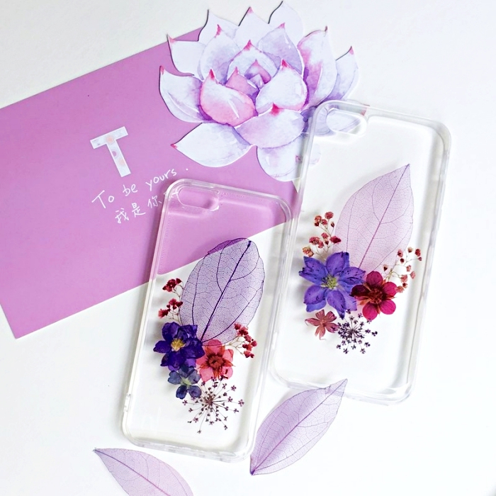 exemples de coques personnalisées transparentes avec fleurs et feuilles séchées de couleurs violet et rouge